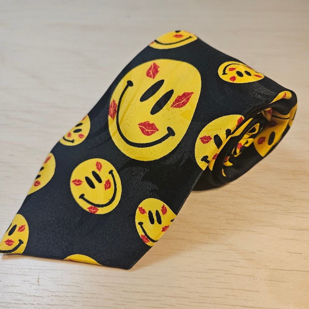 Vintage 90s Smiley Face Kiss Marks Novelty Men's Necktie Valentine's Day Black